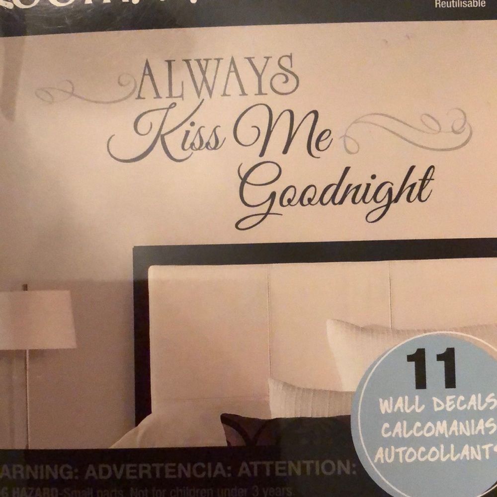 NWT🎉Room Mates Decor